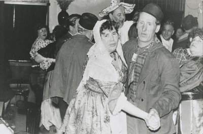 876492 Afbeelding van een carnavalsviering in café Dikke Dries (Waterstraat 32) in Wijk C te Utrecht, met op de ...